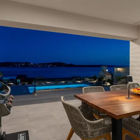 Beachfront Luminara Villa *