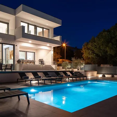 Beachfront Luminara Villa *