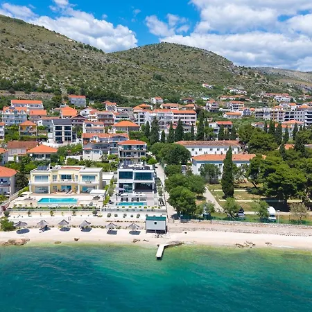 Beachfront Luminara Villa *