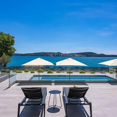 Beachfront Luminara Villa *